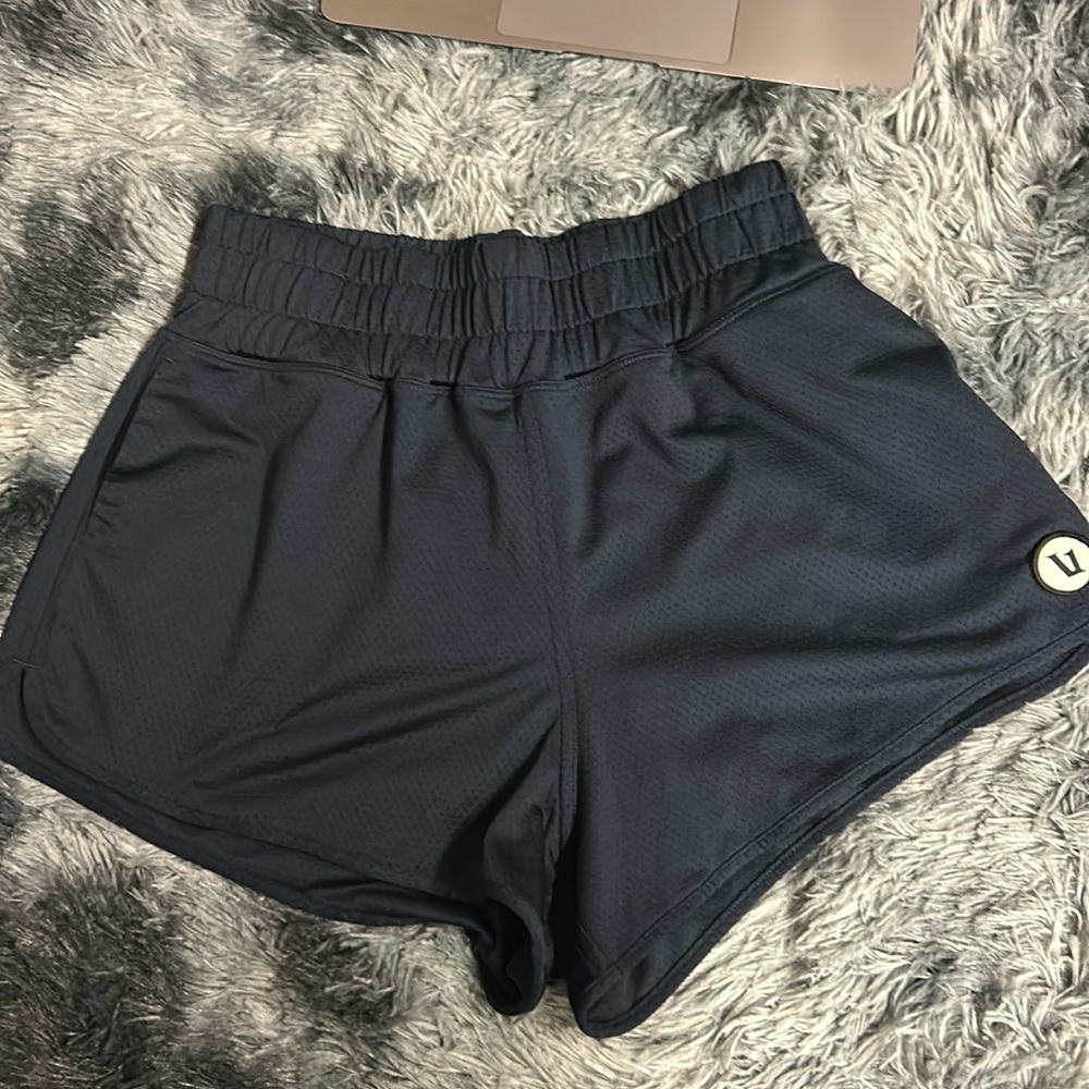 Vuori midnight shorts size small